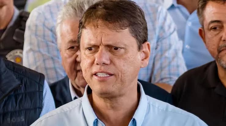 Pesquisa aponta Tarcísio com 50% e empate quádruplo na corrida pelo Senado