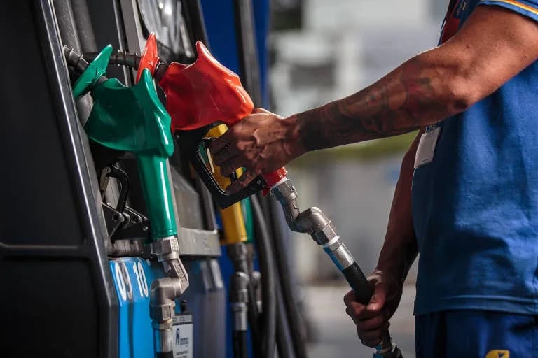 Projetos no Congresso propõem volta de gasolina sem etanol para preservar veículos não flexíveis